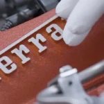 【フェラーリの魂】聖地マラネロで生まれるV12エンジンの製造工程：職人技と最高回転数9500rpmの秘密とは【動画】