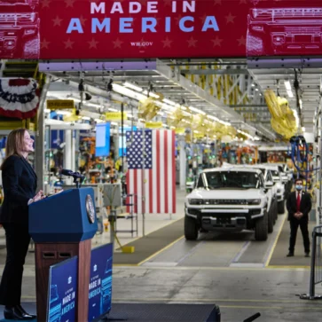 【脱・中国】GMが取引先に「2027年までの撤退」を指示—コストよりも「レジリエンス」を選んだ自動車産業の構造変化とは