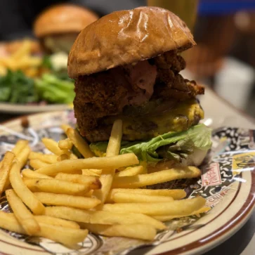 J.S.バーガー × バック・トゥ・ザ・フューチャー、ヘビーチキン チーズバーガー "マーティー ver.を食してみる。残るは「ビフバーガー」「1.21ジゴワット シェイク」