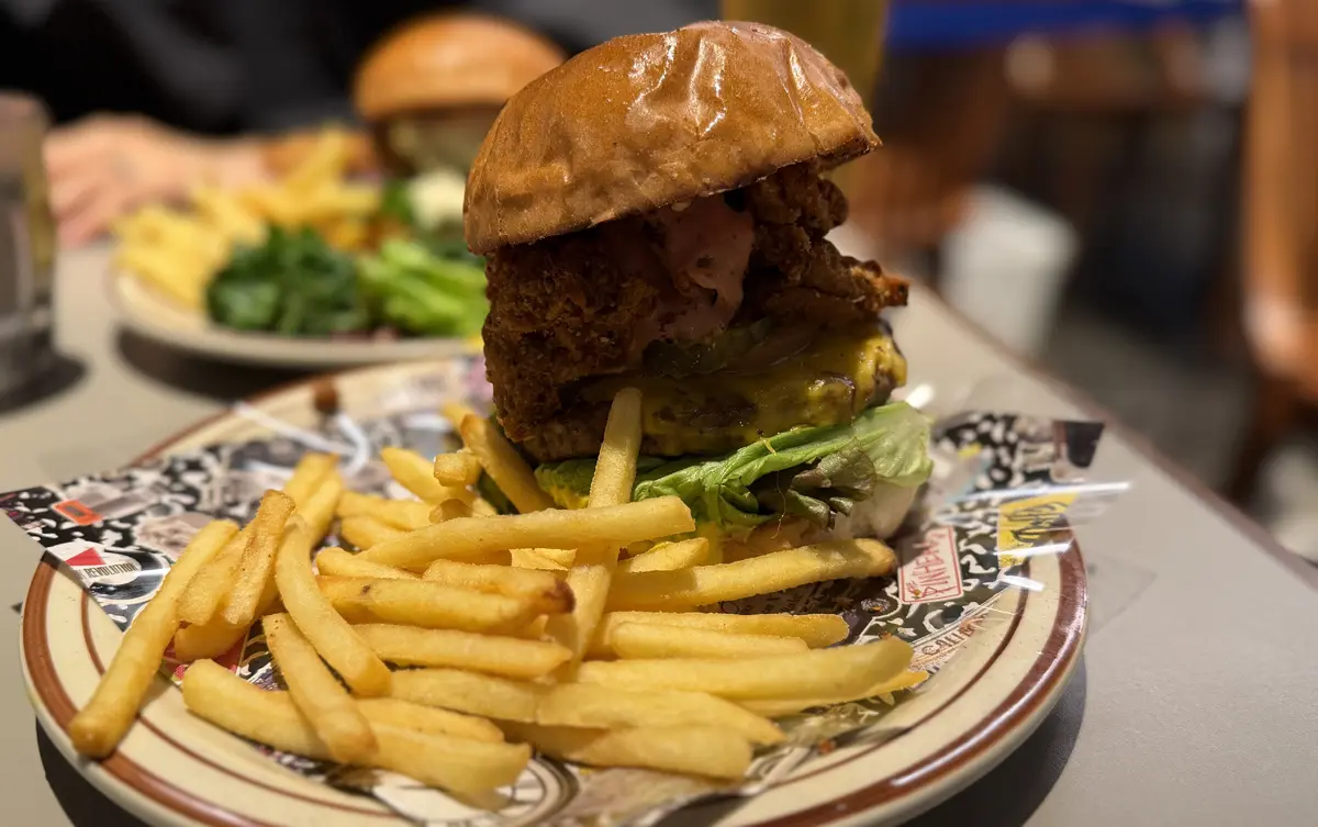 J.S.バーガー × バック・トゥ・ザ・フューチャー、ヘビーチキン チーズバーガー "マーティー ver.を食してみる。残るは「ビフバーガー」「1.21ジゴワット シェイク」