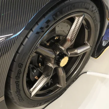 ケーニグセグのオーナーが「信頼性不足」をSNSにて告発、ケーニグセグCEOが真っ向から反論する異例の事態に。少量生産メーカーならではの問題か