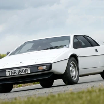 【ファン歓喜】ロータス、伝説の「エスプリ」商標を電撃再登録。50周年を飾るEVスーパーカー復活のシナリオを大胆予測