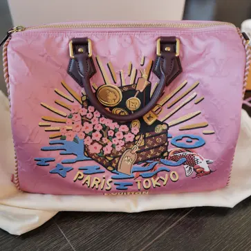 ルイ・ヴィトンの限定レアアイテム「スピーディ P9 バンドリエール 40」を購入。イメージは「スカジャン」、国内流通は「わずか2個」、収まる箱も特別仕様