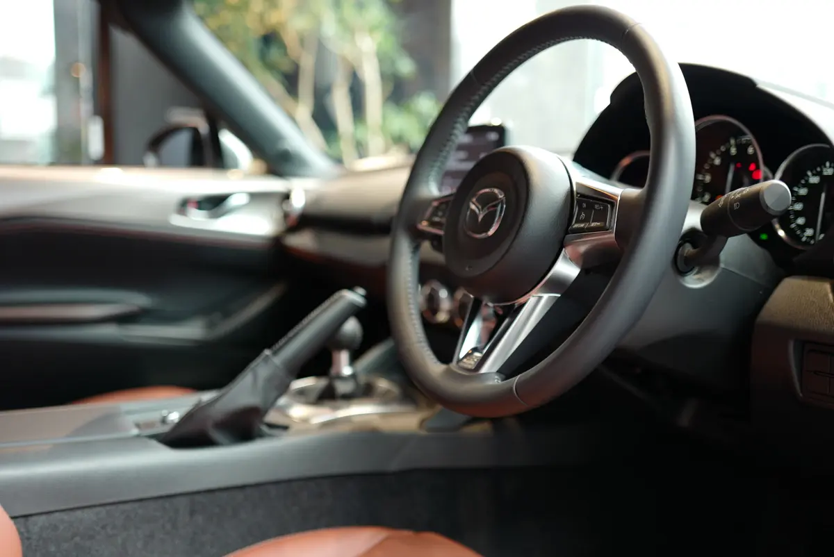 なぜ消えた？「手引き式サイドブレーキ」。車載技術の進化を象徴する「電子パーキングブレーキ（EPB）」のメリットと普及理由とは