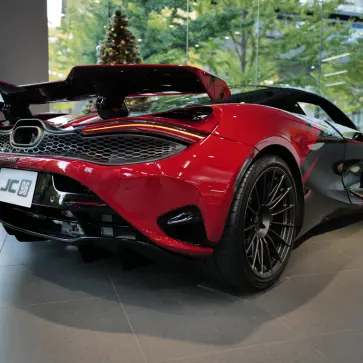 日本限定「マクラーレン 750S JC96」を見てきた。1996年全日本GT選手権（JGTC）優勝車オマージュの”タイガーストライプ”【動画】