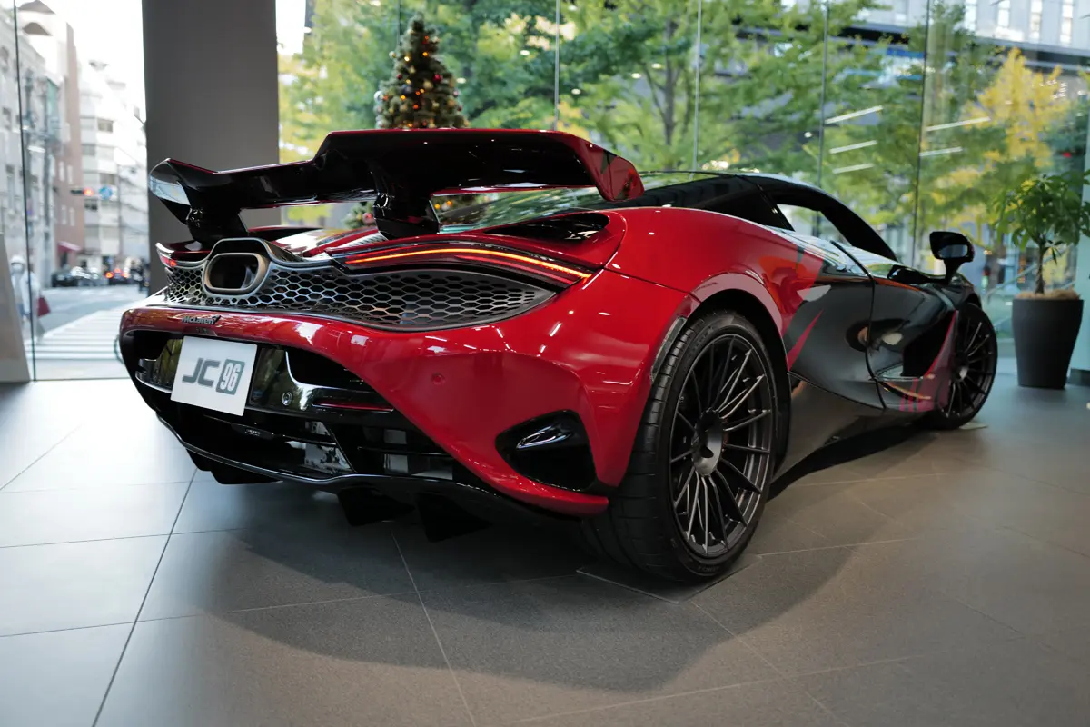 日本限定「マクラーレン 750S JC96」を見てきた。1996年全日本GT選手権(JGTC)優勝車オマージュの”タイガーストライプ”【動画】