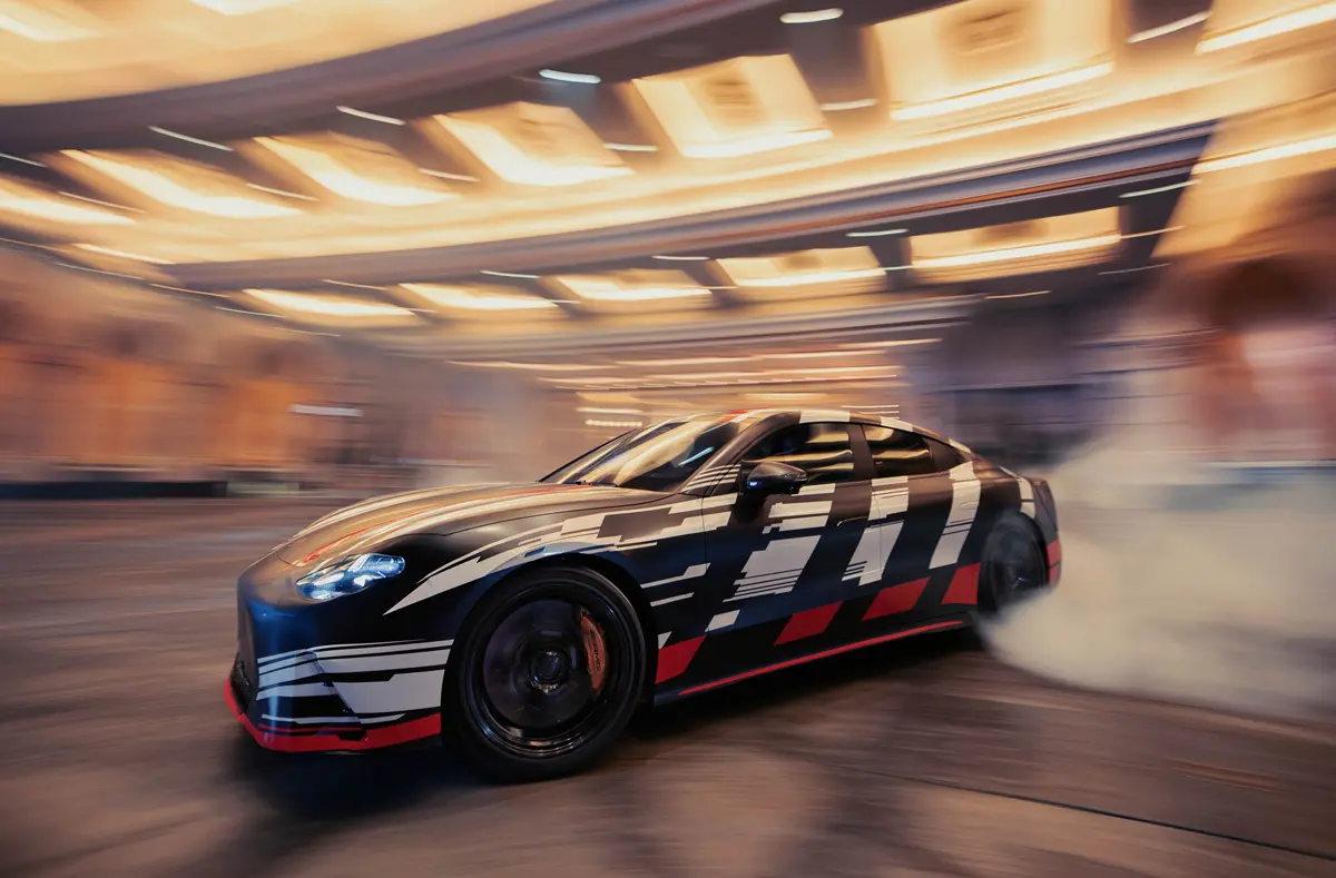 メルセデスAMGの新型ハイパーセダンEV、GT XX市販バージョンがカモフラージュを脱ぐ。新プラットフォームに軸流モーターで「革命」を起こすか