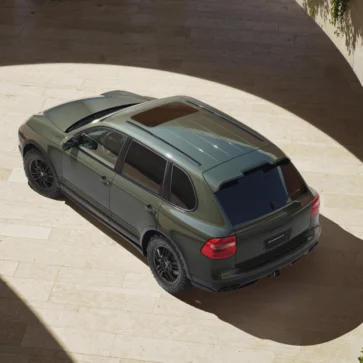 【圧巻】“70年代レトロ×砂漠×初代カイエン”。ポルシェ純正レストモッドによるサファリルックのカイエンが公開。イメージは911限定モデル「スピリット70」