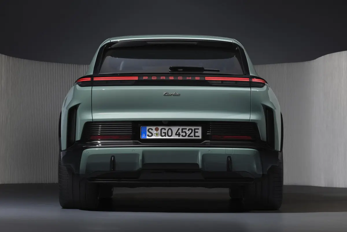 まさに衝撃。ポルシェ史上最強の「カイエン・ターボ エレクトリック」は同社史上もっともヘビー。バッテリー単体でかつての356SLとほぼ同じ600kg