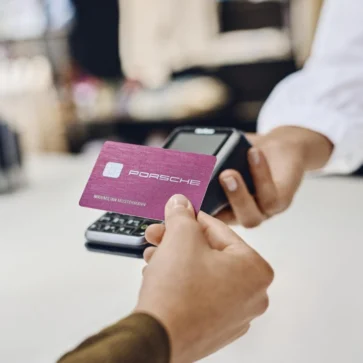ポルシェが新型「Porsche Card」を発表。デザインも機能も外観も“ポルシェらしさ”を追求した次世代クレジットカード