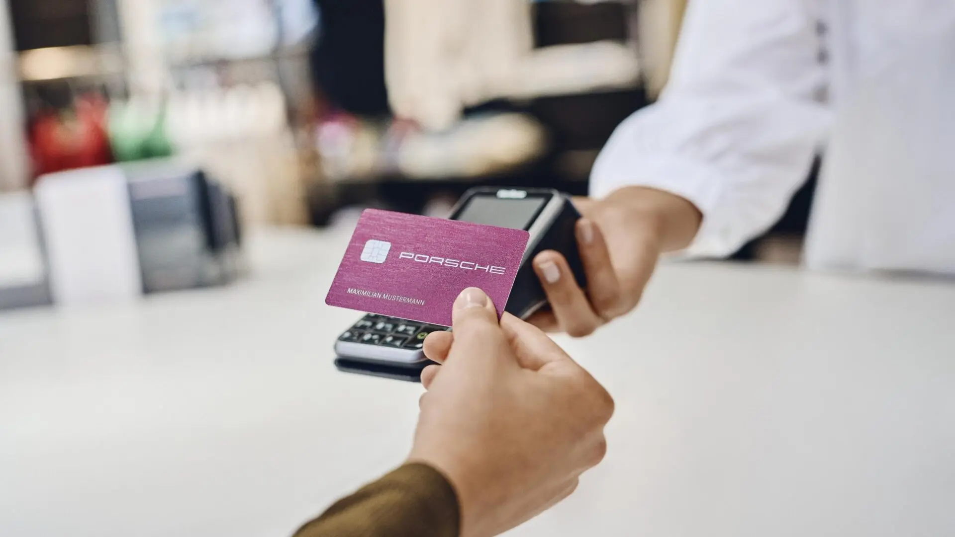 ポルシェが新型「Porsche Card」を発表。デザインも機能も外観も“ポルシェらしさ”を追求した次世代クレジットカード