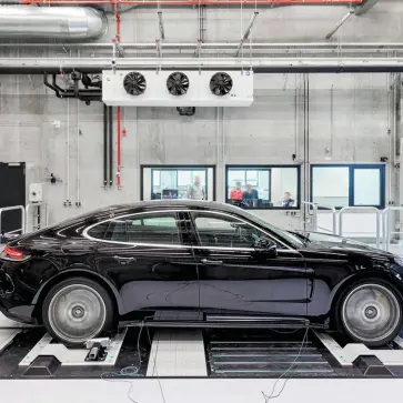 ポルシェが開発拠点ヴァイザッハに新設した「ロード・シミュレーション・テストベンチ」とは?“走りの本質”を再現、AIと実走データが融合した次世代開発手法を取り入れる