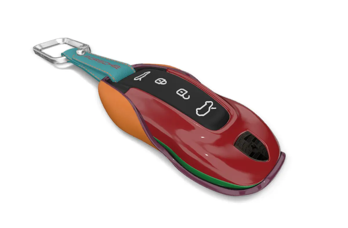 新型ポルシェ・カイエンEVにオプション設定される「カスタムキー」。キー本体にキーケース、ストラップが変更でき「10万円で凄まじいインパクトのキー」が作れるとして話題に