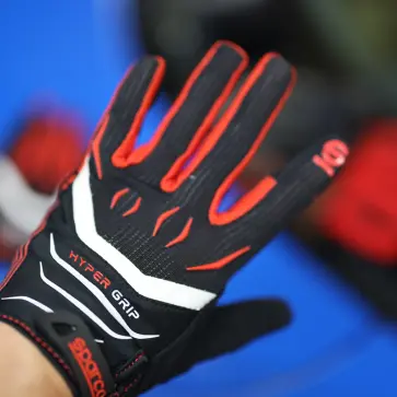 やっぱり明るい色の内装は汚れが気になるな・・・。フェラーリ296GTB用のステアリングホイールの汚れ防止用として「ドライビンググローブ」を買ってみた