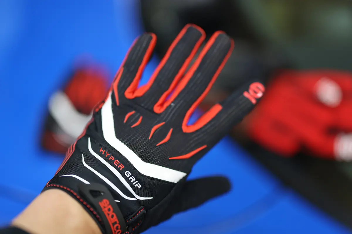 やっぱり明るい色の内装は汚れが気になるな・・・。フェラーリ296GTB用のステアリングホイールの汚れ防止用として「ドライビンググローブ」を買ってみた