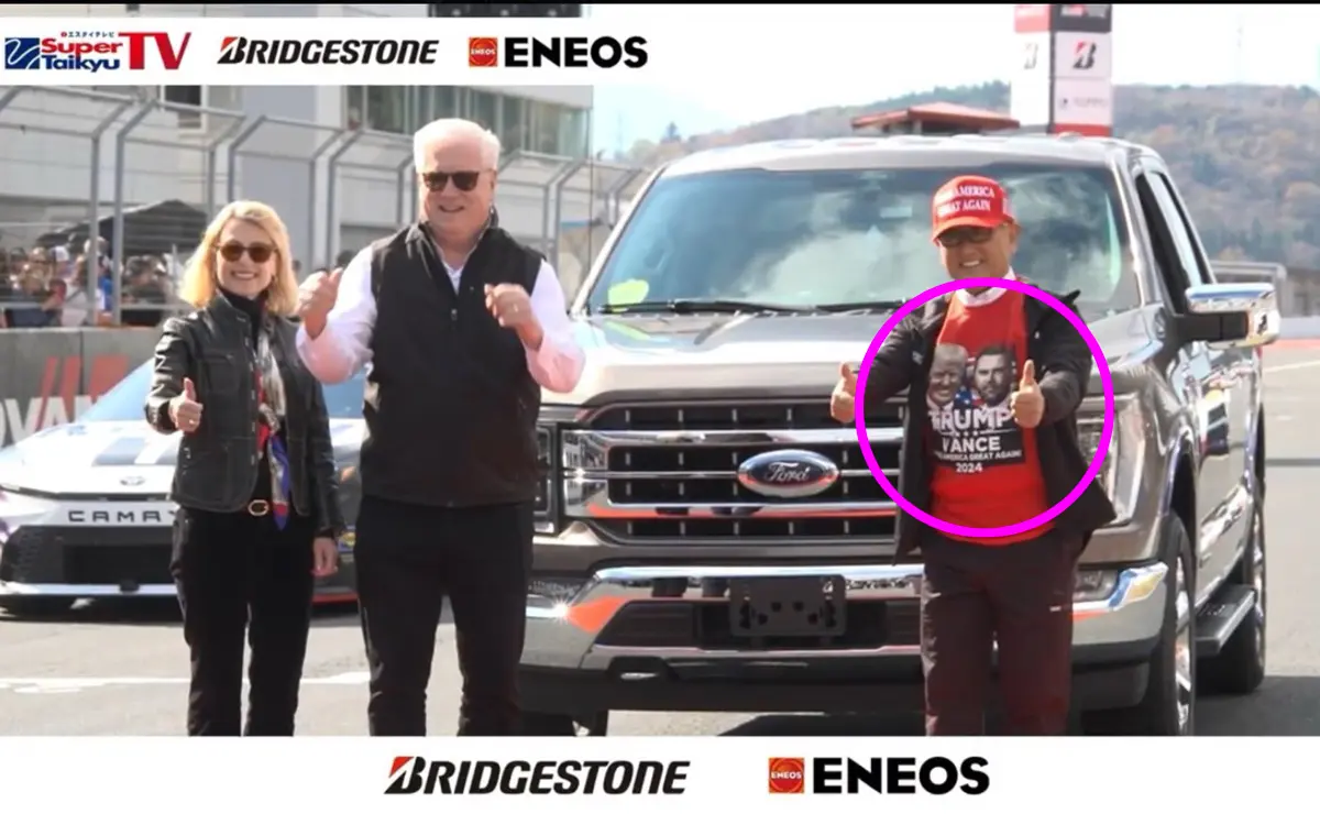 【炎上覚悟のパフォーマンス】AI生成を疑うレベル。豊田章男会長が「トランプ支持」ファッションでイベントに登場、自動車業界に衝撃が走る