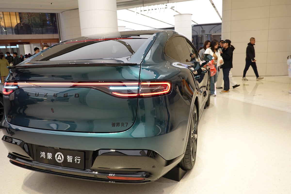 中国車のテールランプ(ファーウェイ)