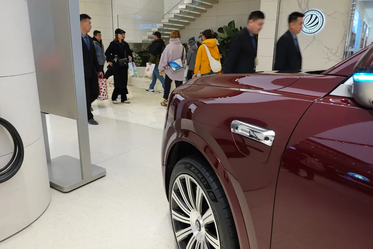 中国車（ファーウェイのショールームにて）