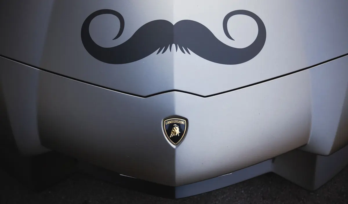 ランボルギーニ、2025年も「モーベンバー(Movember)」活動を継続。レヴエルトはじめスーパーカーが「ヒゲ」を装着しパレード