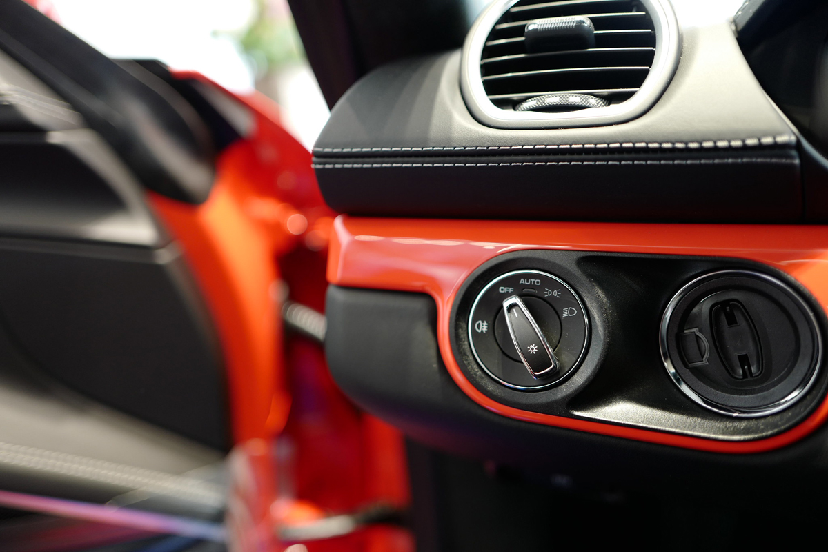 ポルシェのキーが左側にある理由とは？―実は「ル・マンでコンマ数秒でも速く走るため」ではなく「ワイヤーの節約」であった事が明らかに