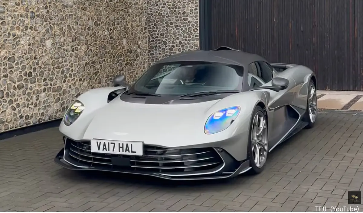 アストンマーティン「ヴァルハラ」ついに顧客へと初納車。1079馬力のPHEVハイパーカーが公道へ解き放たれる【動画】