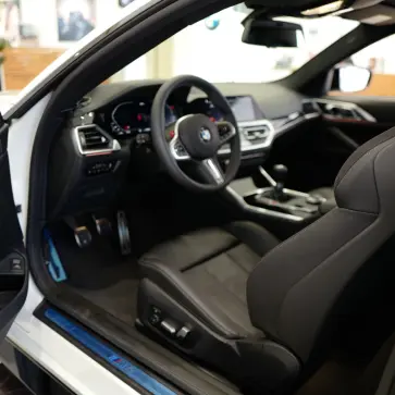 BMWが「首」を守る新発明。疲れからドライバーを救う“究極のシート”が特許申請へ。さらには安全性も向上するもよう