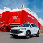 【驚異】BYD、年間輸出100万台へ。テスラを圧倒し世界119カ国を席巻する「EV帝国」の衝撃とは