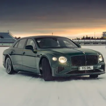 【北極圏で伝説】ベントレー新型フライングスパーが世界最北サーキットにて「氷上最速」を樹立。厚さ30cmの氷にスパイクタイヤで挑む