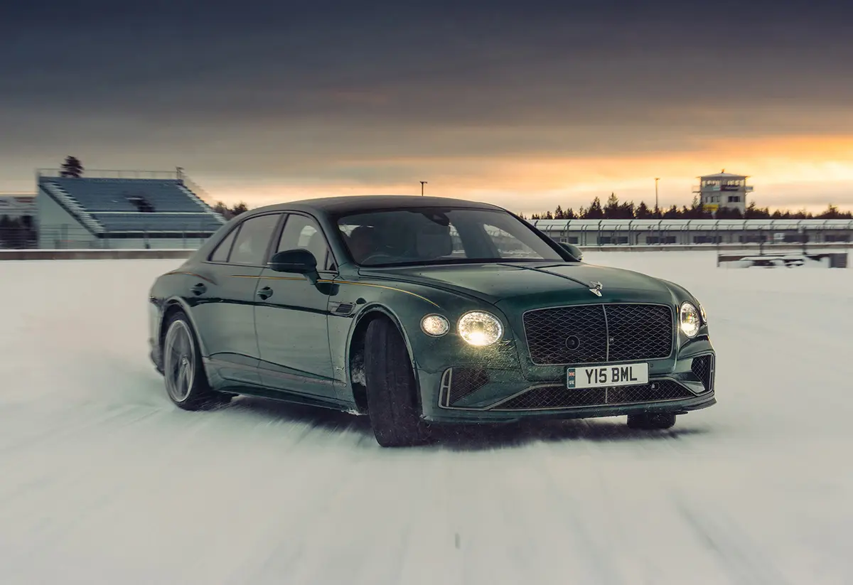 【北極圏で伝説】ベントレー新型フライングスパーが世界最北サーキットにて「氷上最速」を樹立。厚さ30cmの氷にスパイクタイヤで挑む