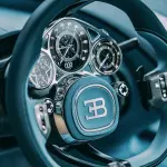 【100年後も美しい】ブガッティ・トゥールビヨンの内装が「あえてアナログ」を極めた”デザイナーが語る”理由とは【動画】