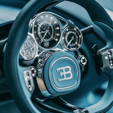 【100年後も美しい】ブガッティ・トゥールビヨンの内装が「あえてアナログ」を極めた”デザイナーが語る”理由とは【動画】