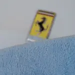 地面に落としたマイクロファイバークロスは「即廃棄」が鉄則。愛車を傷だらけにする“魔の習慣”と後悔しないための対策とは