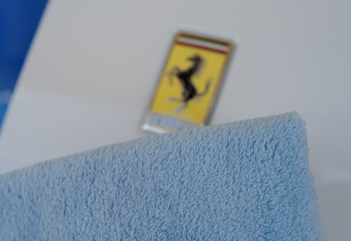 地面に落としたマイクロファイバークロスは「即廃棄」が鉄則。愛車を傷だらけにする“魔の習慣”と後悔しないための対策とは