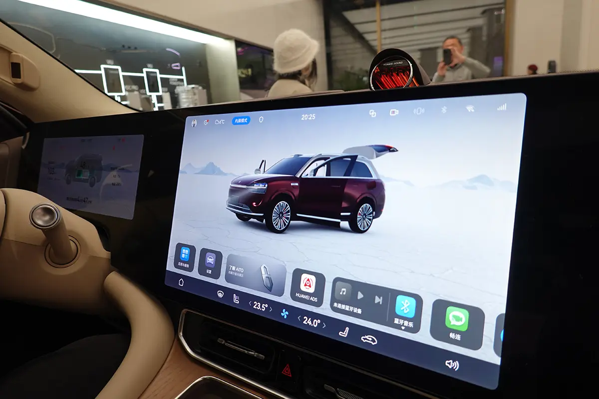 【命に関わる罠】最新車種の「巨大モニターとタッチパネル」が事故を招く？トヨタと米大学が暴いた驚愕の調査結果