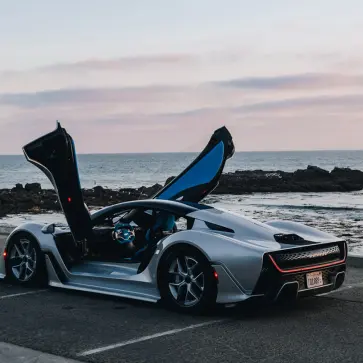 ラグナセカの超絶記録合戦:ジンガー21C がケーニグセグの記録を1.84秒上回り王座を奪取。ハイパーカーの記録争いが熾烈を極める【動画】