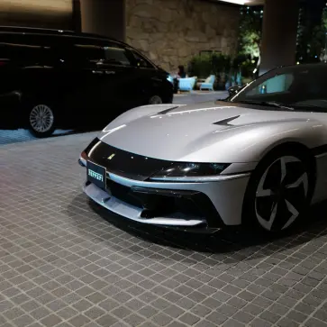 大阪城を望むラグジュアリーホテル「パティーナ大阪」駐車場へランドクルーザー250を停めてきた。エントランスではスーパーカーに挟まれる【動画】