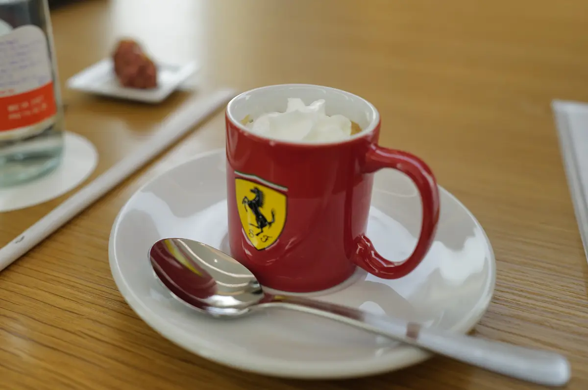 またフェラーリを新車で注文してきた。今回のボディカラーはやっぱり「フェラーリらしくない」パープル、そしてリバリーはイエロー