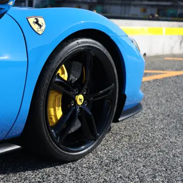 超高性能ブレーキが冬に「効かない」？カーボンセラミックブレーキの意外な盲点と真実、しかし抗いがたい「魔力」とは