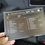 ボクのフェラーリ296GTB納車時に発覚した唯一の「仕様間違い」、オプションプレートがついに修正される。これで晴れて「完全体」に