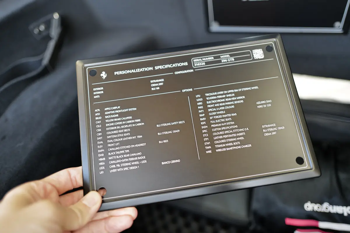 ボクのフェラーリ296GTB納車時に発覚した唯一の「仕様間違い」、オプションプレートがついに修正される。これで晴れて「完全体」に