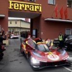 マラネロが赤く染まった日。フェラーリがファンへの感謝を示してWEC世界王座戴冠を記念しパレードを実施、499Pが公道を走る