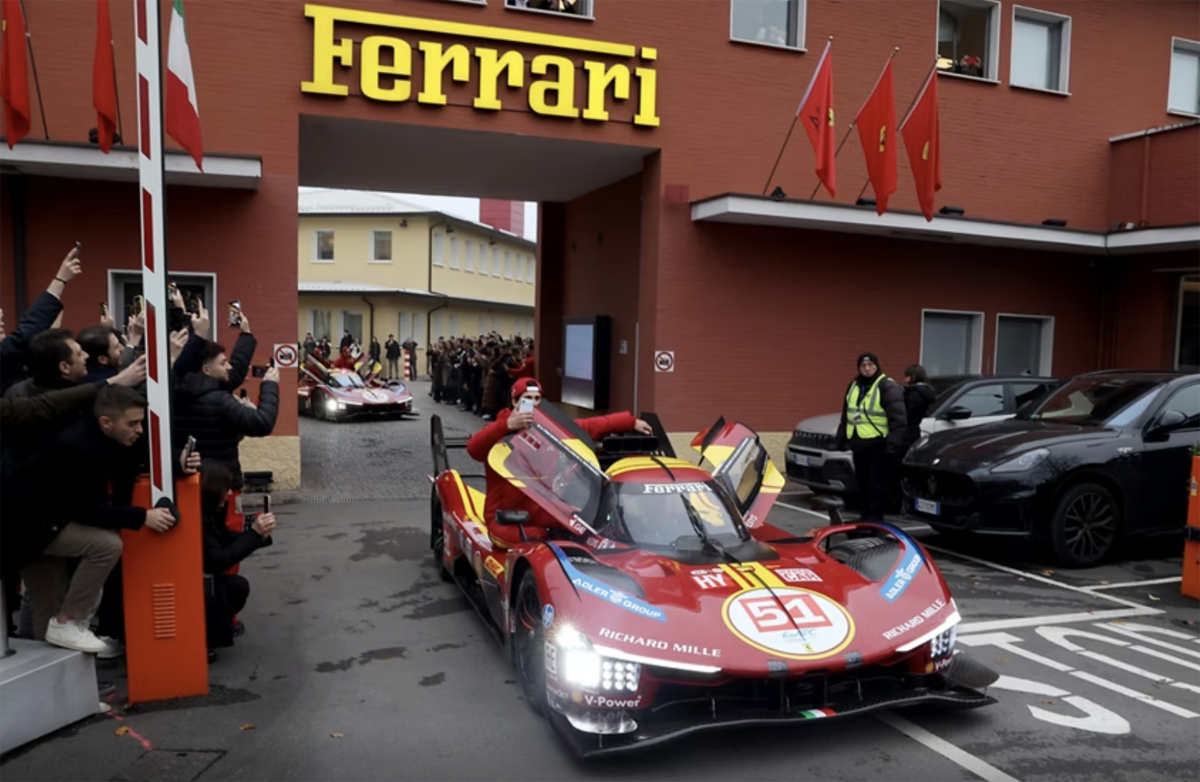 マラネロが赤く染まった日。フェラーリがファンへの感謝を示してWEC世界王座戴冠を記念しパレードを実施、499Pが公道を走る