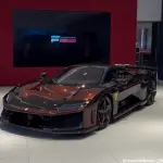 フェラーリF80がついに欧州でも納車開始。英国正規ディーラーに「欧州第一号」、ロッソ・タオルミナの個体が到着【動画】