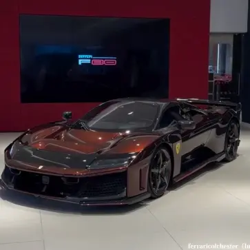 フェラーリF80がついに欧州でも納車開始。英国正規ディーラーに「欧州第一号」、ロッソ・タオルミナの個体が到着【動画】