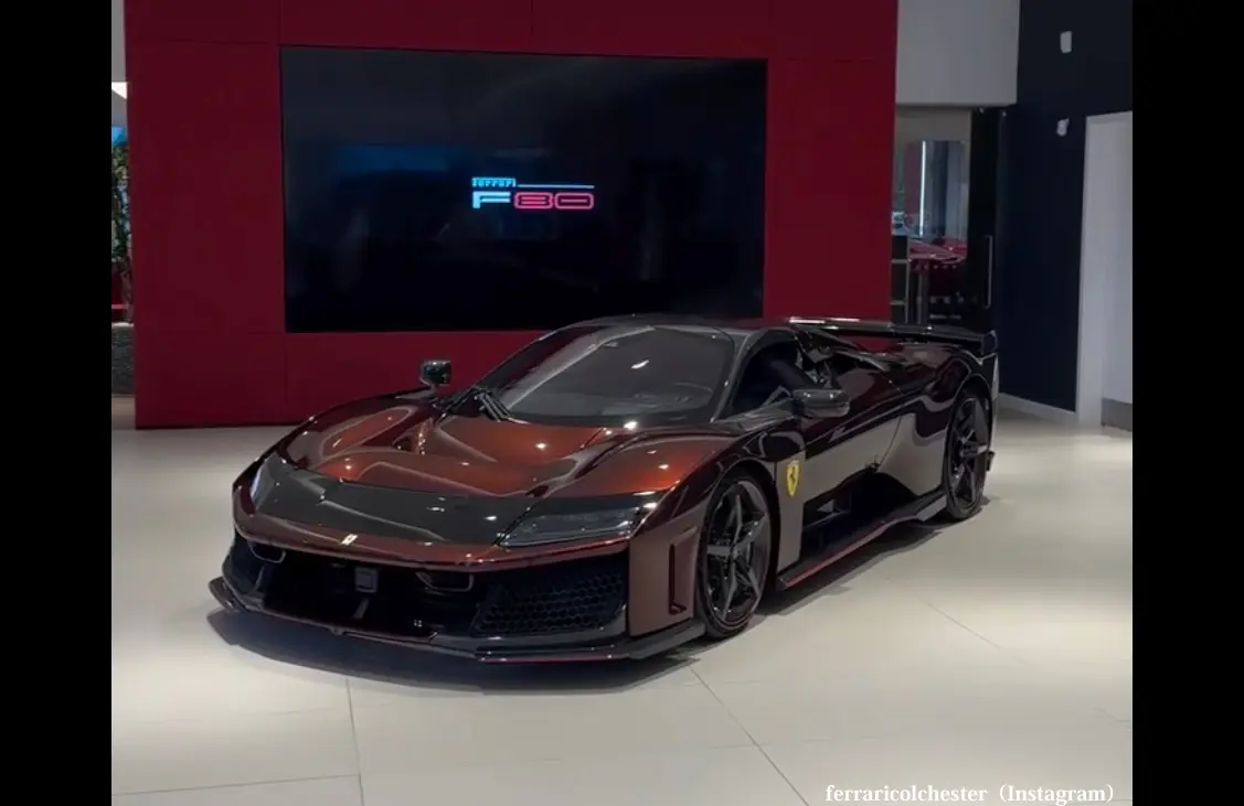 フェラーリF80がついに欧州でも納車開始。英国正規ディーラーに「欧州第一号」、ロッソ・タオルミナの個体が到着【動画】
