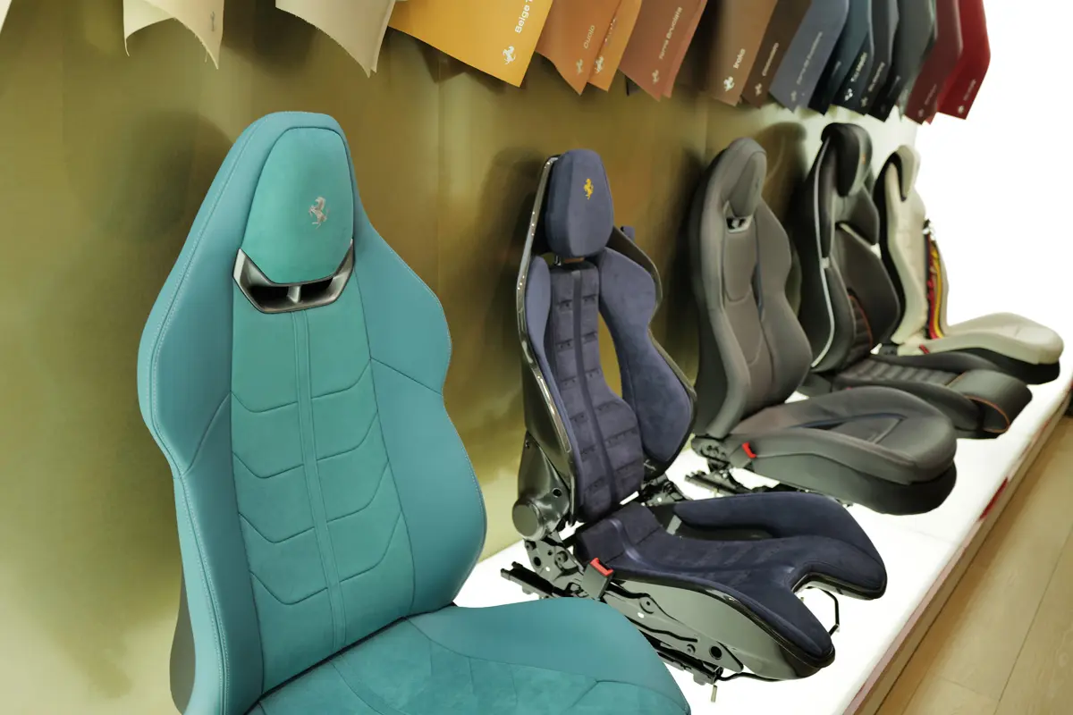 新規オーダーしたフェラーリ「内装」編。メインカラーは「ブラック」そしてアクセントは「イエロー」。レザーを極力排除して「アルカンターラ」を大量投入