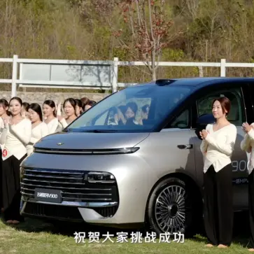 中国・吉利の新型ミニバンに「42人が」搭乗し世界記録更新。中国の自動車メーカーはあらゆる方法で記録を更新し続ける【動画】