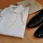今までは縁のなかった「かしこまった場」に招待されることが増えてきたな・・・。主催者や参加者に失礼がないよう「ピンタックシャツ」「エナメルシューズ」を買ってみた（両方ともグッチ）