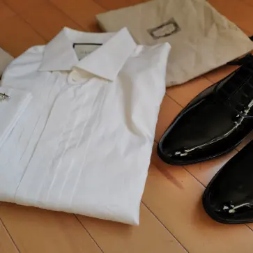 今までは縁のなかった「かしこまった場」に招待されることが増えてきたな・・・。主催者や参加者に失礼がないよう「ピンタックシャツ」「エナメルシューズ」を買ってみた（両方ともグッチ）