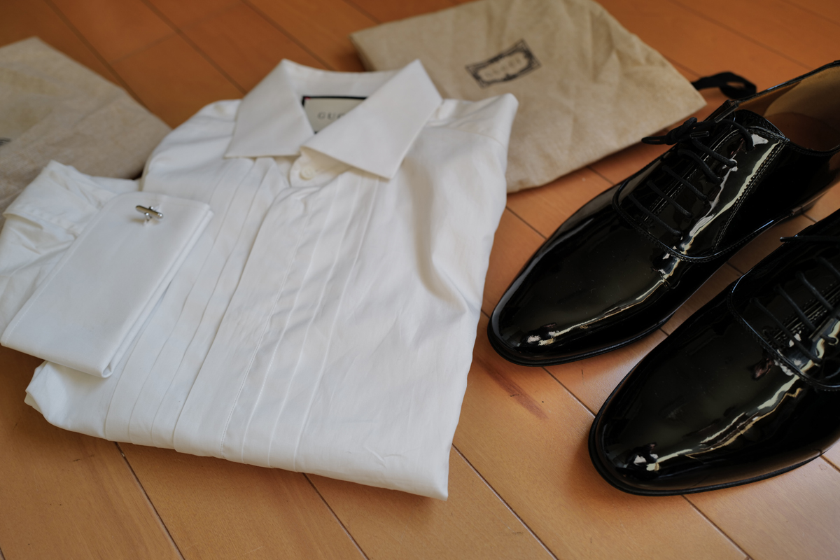 今までは縁のなかった「かしこまった場」に招待されることが増えてきたな・・・。主催者や参加者に失礼がないよう「ピンタックシャツ」「エナメルシューズ」を買ってみた(両方ともグッチ)